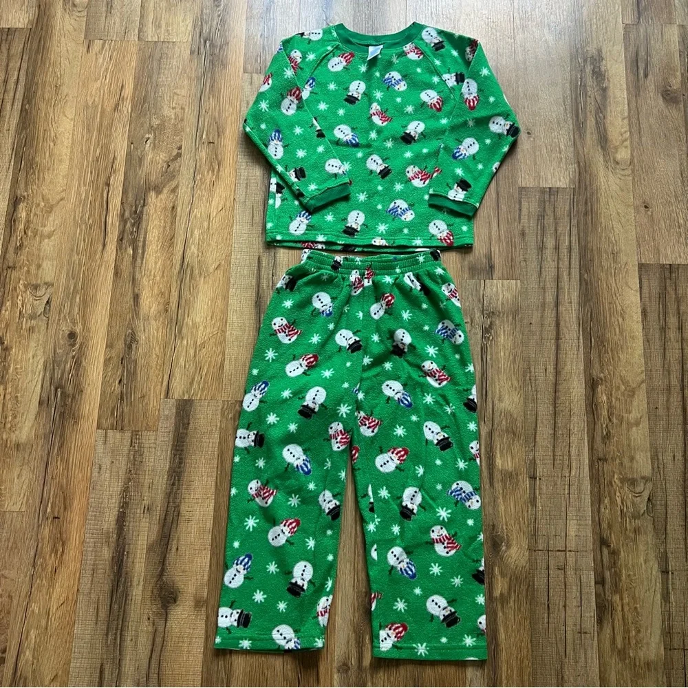 Kids size small green winter pajama set with snowmen